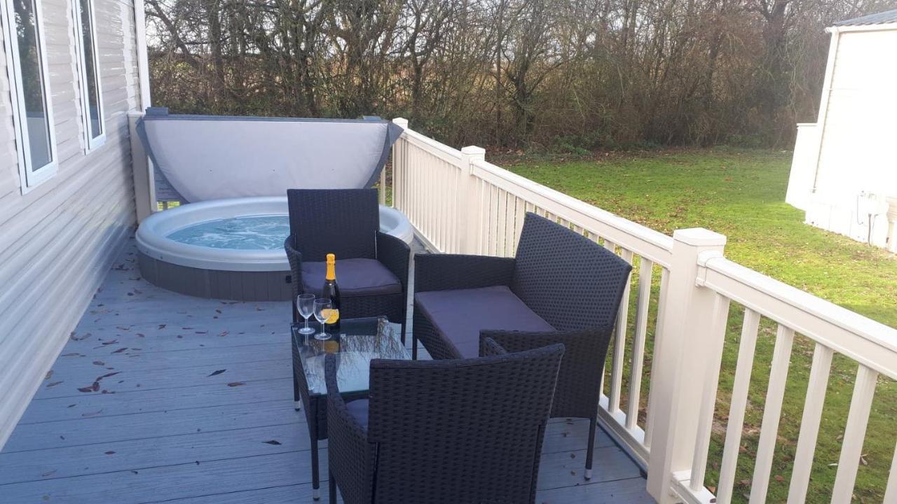 Ksr Hot Tub Holiday Home At Tattershall Lakes エクステリア 写真